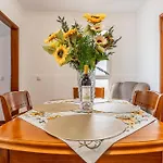 Cozy Seaside Near And Airport Apartmán *