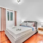 Cozy Seaside Near And Airport Apartmán