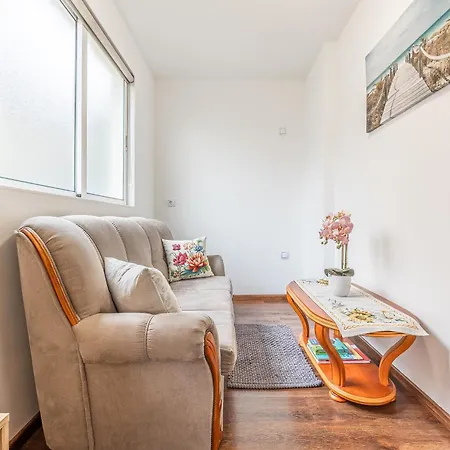 Cozy Seaside Near And Airport 아파트