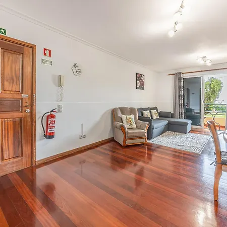 Cozy Seaside Near And Airport 아파트