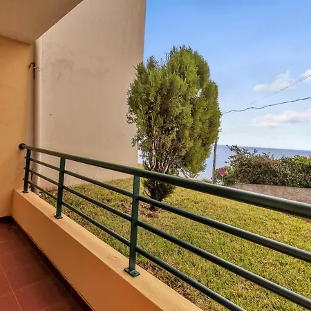 Cozy Seaside Ocean Views And Near Canico (Madeira)