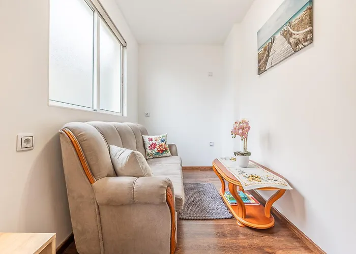 Cozy Seaside Near And Airport Daire