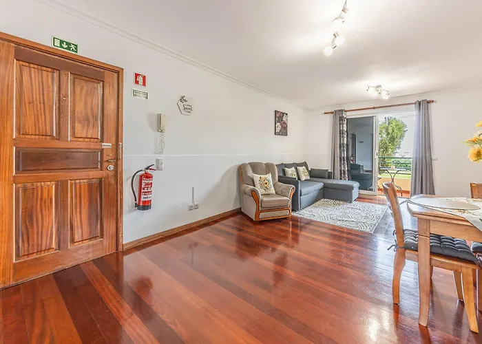 Cozy Seaside Near And Airport Daire