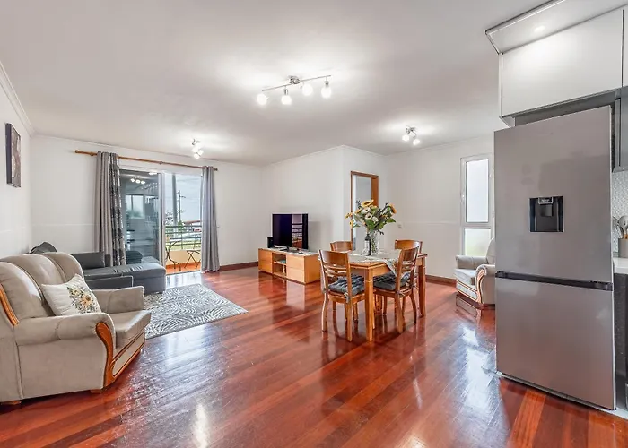 Cozy Seaside Near And Airport Daire